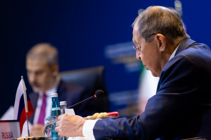 AS tidak ingin menyerahkan kendali yang dimiliki setelah Perang Dunia II melalui lembaga-lembaga Bretton Woods, melalui peran yang diberikan kepada dolar dalam sistem moneter internasional, bahkan setelah sistem pertukaran bebas dolar untuk emas dihapuskan, tambah Menlu Rusia itu.