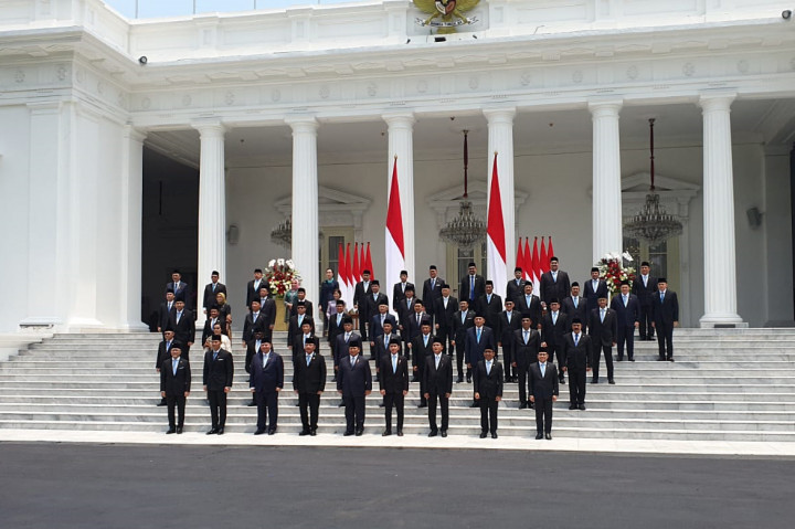 Mereka mengenakan setelan jas dan dasi berwarna biru. Foto bersama tersebut dilakukan di Istana Merdeka pada Senin, 21 Oktober 2024, dengan posisi Prabowo dan Gibran berada di tengah barisan depan.