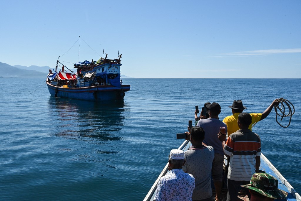 Kepala Bidang Perlindungan Jaminan Sosial Dinas Sosial Kabupaten Aceh Selatan Maza Sahfri di Aceh Selatan, Sabtu, 19 Oktober 2024, mengatakan bantuan itu di antaranya adalah mi instan, air mineral, biskuit, serta perlengkapan bayi dan anak-anak.