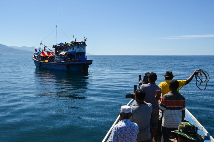 Kepala Bidang Perlindungan Jaminan Sosial Dinas Sosial Kabupaten Aceh Selatan Maza Sahfri di Aceh Selatan, Sabtu, 19 Oktober 2024, mengatakan bantuan itu di antaranya adalah mi instan, air mineral, biskuit, serta perlengkapan bayi dan anak-anak.