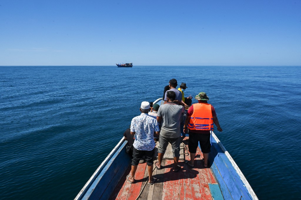 Pemerintah Kabupaten (Pemkab) Aceh Selatan menyalurkan bantuan kemanusiaan berupa makanan dan minuman kepada imigran etnis Rohingya yang terombang-ambing di perairan Kecamatan Labuhan Haji.