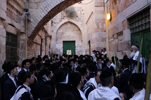 Namun, kantor Ben-Gvir mengatakan menteri ekstremis tersebut tidak memasuki komplek tetapi menyambut para pemukim di pintu masuk.