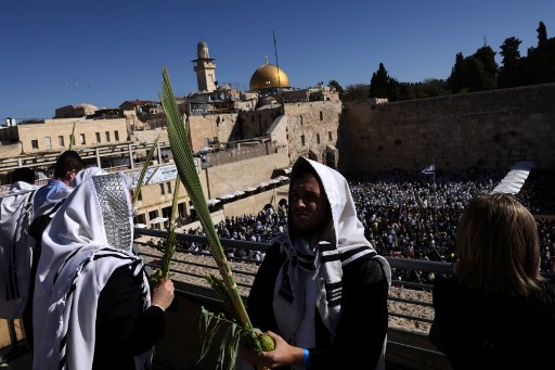 Departemen Wakaf Islam yang dikelola Yordania di Yerusalem mengatakan para pemukim memasuki lokasi titik rawan melalui Gerbang Mughrabi di tembok barat masjid dengan perlindungan pihak kepolisian Israel.