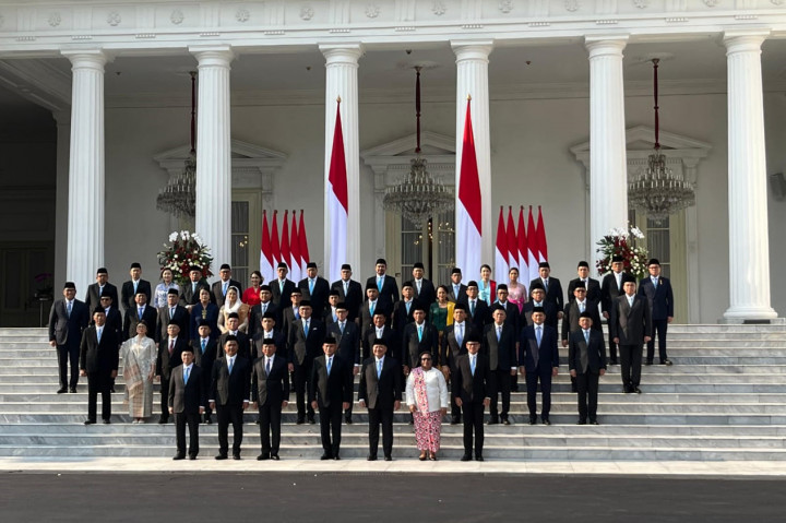Pantauan Medcom.id, Prabowo dan Gibran tak kunjung terlihat. Pada wamen yang berjemur di terik matahari juga sudah menanti.