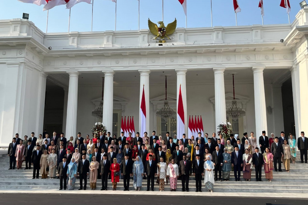 Keduanya juga tak terlihat saat sesi foto bersama para pendamping wamen. Hal ini berbeda saat momen foto menteri. Prabowo dan Gibran hadir di tengah-tengah menteri.