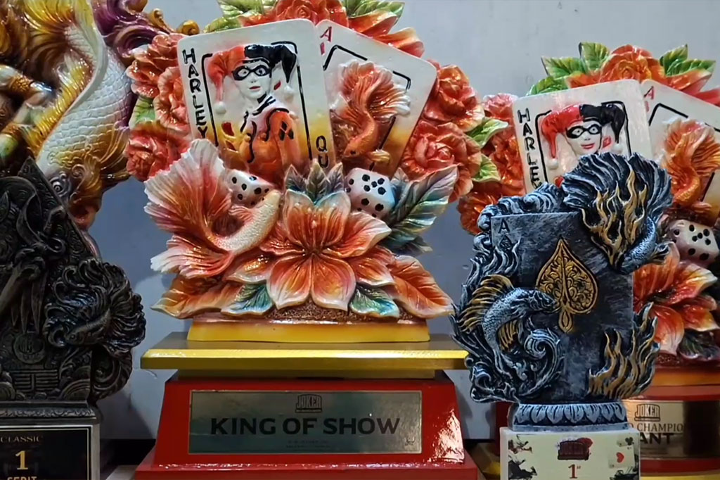 Bimantoro mengaku menyukai ikan cupang sejak duduk di bangku SMP, tepatnya pada 2018 silan. Setelah lulus SMK, dia mulai rutin mengikuti kontes ikan cupang di berbagai daerah dan hasilnya banyak menerima tropi kejuaraan. Dari situlah hobinya tersebut mulai mendatangi pundi-pundi rupiah.