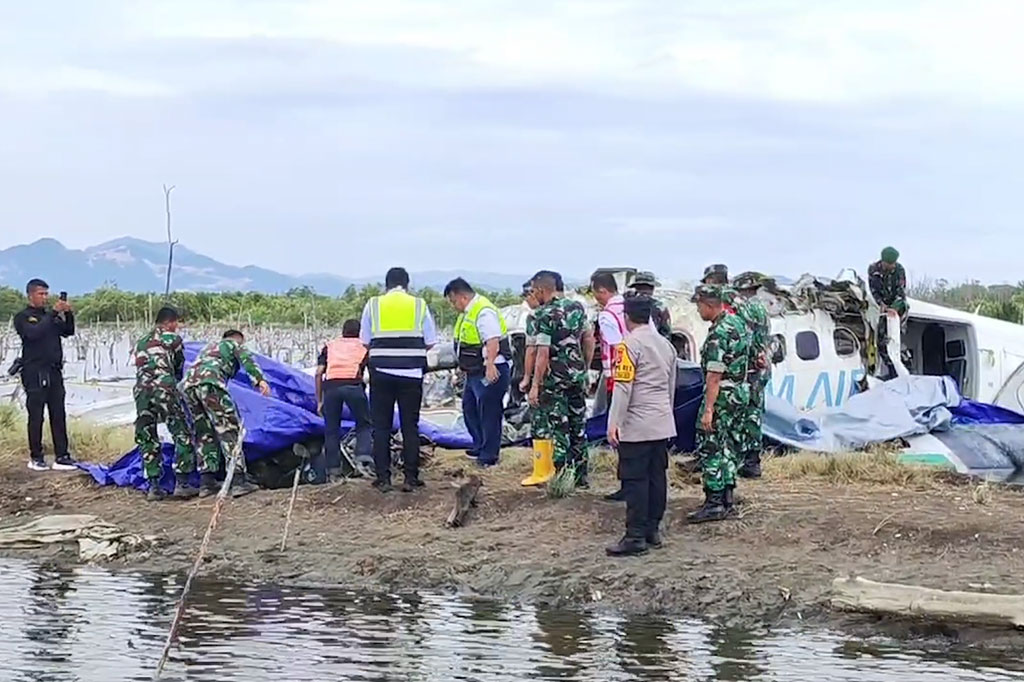 Tim yang berjumlah tiga orang tersebut mulai memeriksa bangkai pesawat SAM Air yang berada di lokasi kejadian untuk mencari dan mengumpulkan berbagai barang bukti.