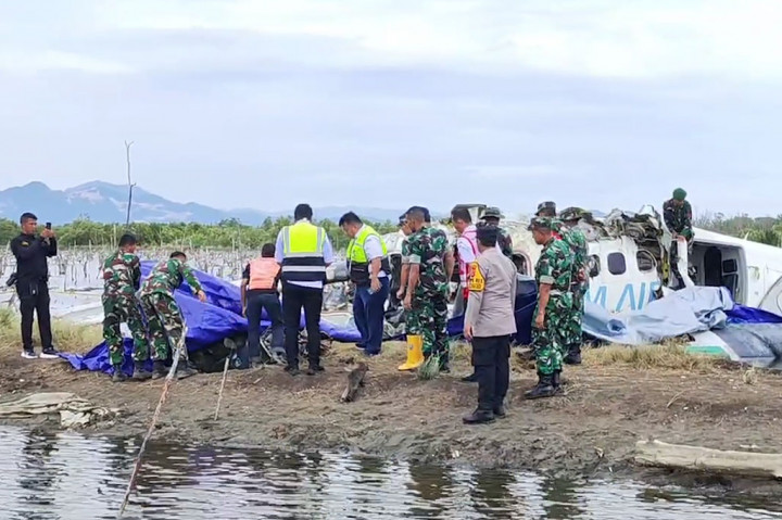 Tim yang berjumlah tiga orang tersebut mulai memeriksa bangkai pesawat SAM Air yang berada di lokasi kejadian untuk mencari dan mengumpulkan berbagai barang bukti.