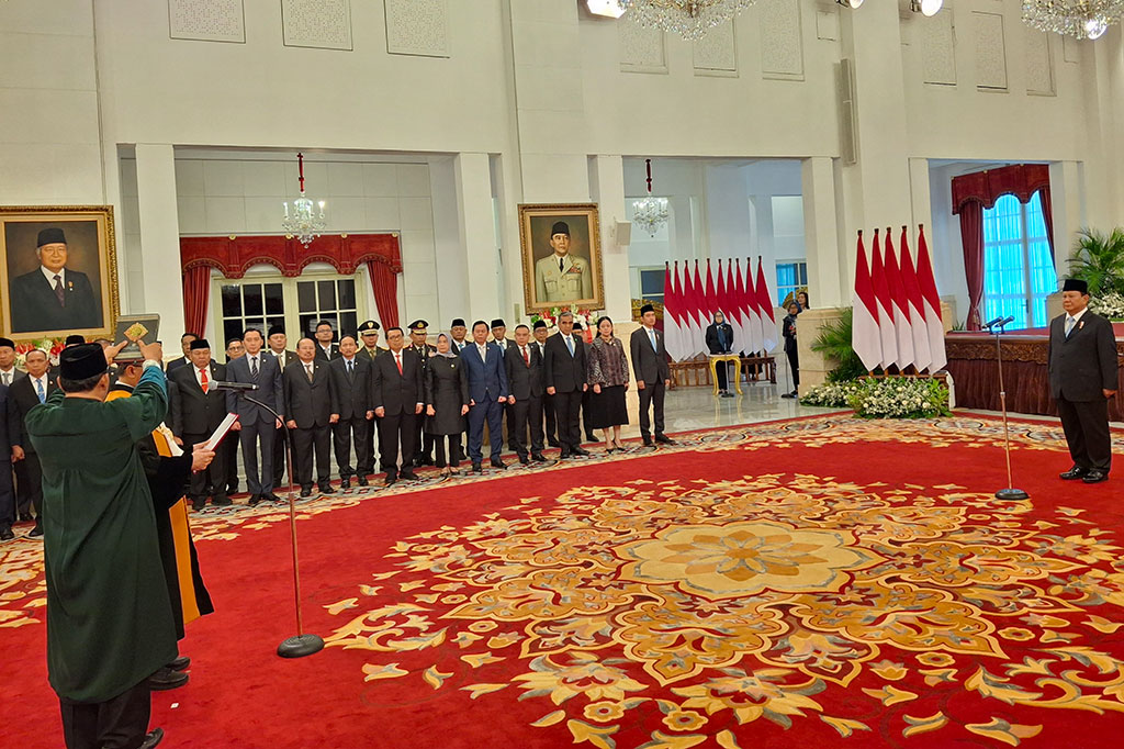 Presiden Prabowo Subianto menyaksikan pengucapan sumpah Sunarto menjadi Ketua MA periode 2024-2029, di Istana Negara, Jakarta Pusat, Selasa, 22 Oktober 2024. Sunarto sebelumnya menjabat sebagai Wakil Ketua Mahkamah Agung (MA) Bidang Yudisial.