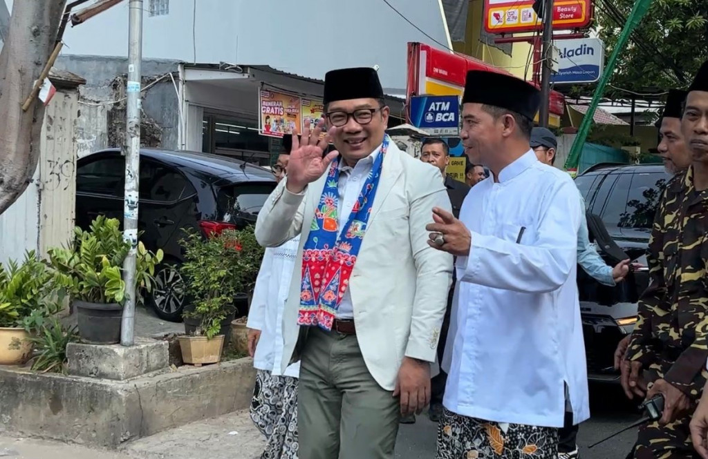 Calon Gubernur DKI Jakarta Ridwan Kamil (RK) mengunjungi Perguruan Islam Manhalun Nasyiin, Jakarta Pusat. Kunjungan tersebut dalam rangka memperingati Hari Santri di Indonesia. 