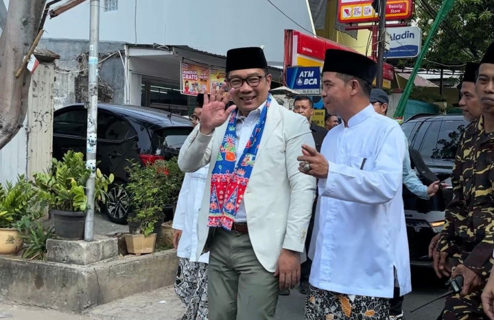 Calon Gubernur DKI Jakarta Ridwan Kamil (RK) mengunjungi Perguruan Islam Manhalun Nasyiin, Jakarta Pusat. Kunjungan tersebut dalam rangka memperingati Hari Santri di Indonesia. 