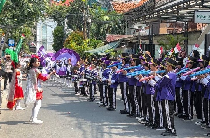 Dalam acara tersebut, RK disambut oleh warga santri tersebut. Yakni, ketua yayasan, murid santri, dan warga sekitar. 