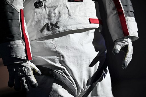 Baju astronaut kolaborasi Prada dan Axiom Space itu diperkenalkan pada Kongres Astronautika Internasional di Milan, Italia, pekan lalu. Baju AxEMU akan digunakan pada misi NASA ke bulan Artemis III.