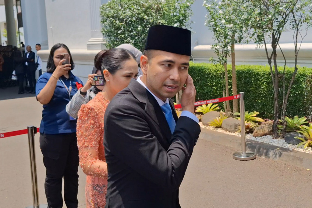 Utusan khusus Presiden bidang pembinaan generasi muda dan pekerja seni Raffi Ahmad mengaku bakal mengutamakan tugasnya untuk negara ketimbang bisnisnya. Hal ini dikatakan Raffi usai ditanya apakah tak ada singgungan ke bisnisnya setelah dilantik jadi utusan khusus presiden.