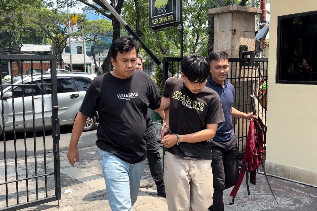Satreskrim Polsek Cempaka Putih menangkap LA, 18 pelajar kelas 11 SMA Taman Madya 5 Percetakan Negara yang kedapatan tawuran di Jalan Cempaka Putih Raya, Taman Solo, Jakarta Pusat.