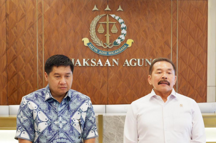 Menteri Perumahan dan Kawasan Permukiman RI Maruarar Sirait bertandang ke Gedung Kejaksaan Agung (Kejagung) bertemu Jaksa Agung Sanitiar (ST) Burhanuddin. Maruarar datang membahas pengadaan lahan pada hari pertama kerja dalam kabinet Merah Putih.