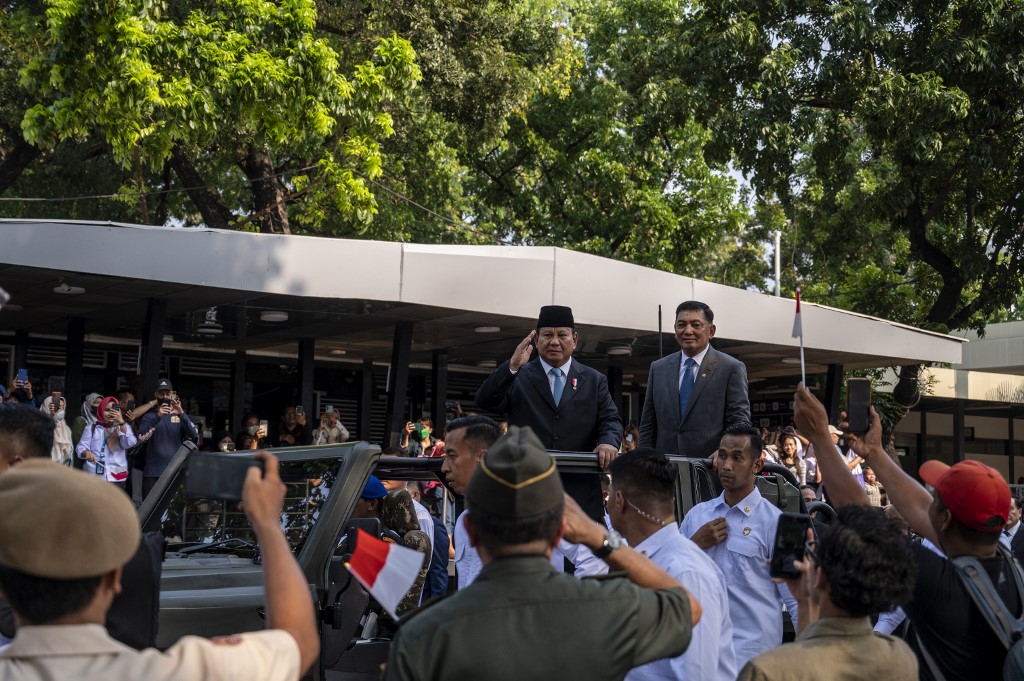 Menteri Pertahanan (Menhan) Letjen TNI (Purn.) Sjafrie Sjamsoeddin menerima memorandum jabatan dari pendahulunya yaitu Presiden Prabowo Subianto dalam upacara penyerahan dan penerimaan memorandum di Kementerian Pertahanan RI, Jakarta, Selasa, 22 Oktober 2024.