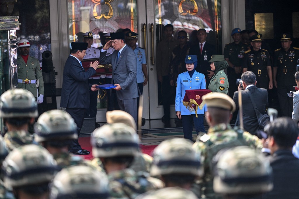 Dalam rangkaian upacara itu, yang dihadiri sejumlah sesepuh perwira tinggi TNI, pejabat menteri Kabinet Merah Putih, Prabowo juga menuliskan pesan kepada jajaran komponen pertahanan disaksikan oleh Menhan Sjafrie,
Kepala Badan Intelijen Negara (BIN) Letjen TNI (Purn.) M. Herindra, dan Direktur Utama PT Dirgantara Indonesia Gita Amperiawan.
