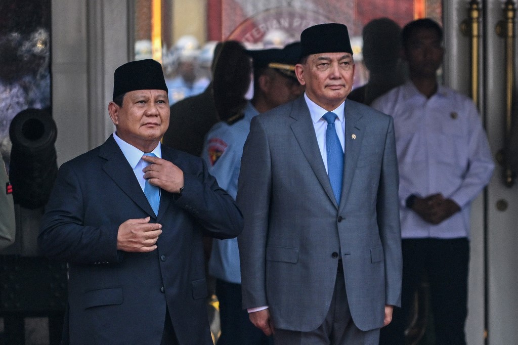 Prabowo kemudian membubuhkan tanda tangan di bawah tulisan itu beserta tanggal 22 Oktober 2024.