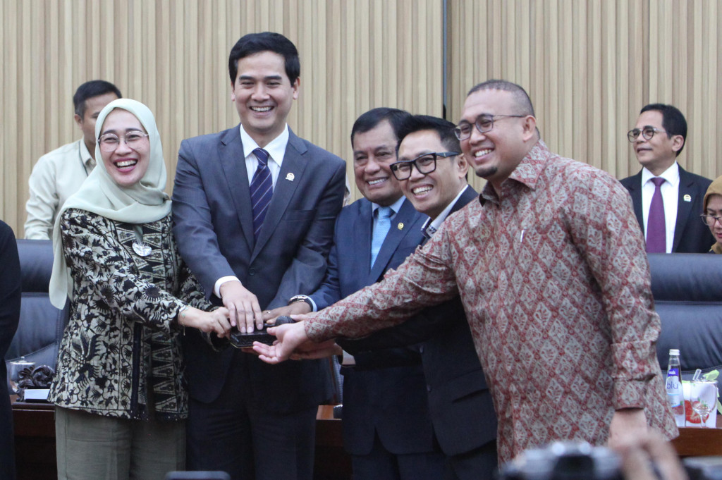 Setelah itu, seluruh anggota DPR yang hadir menyatakan setuju terhadap penetapan tersebut.