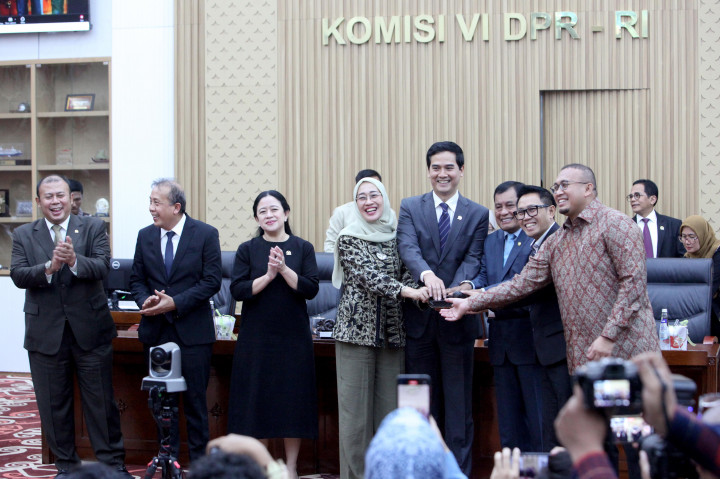 Dia lantas meminta Kesetjenan DPR menayangkan nama-nama anggota fraksi di layar lebar di dalam ruang Rapat Paripurna DPR RI yang ditugaskan menempati Komisi I hingga XIII DPR RI.