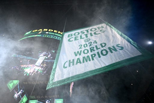 Boston Celtics mengibarkan banner gelar juara ke-18 NBA di markasnya TD Garden Arena pada Selasa, 22 Oktober 2024 waktu setempat, sebelum pertandingan pembuka NBA musim 2024-2025 melawan New York Knicks.