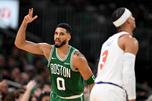 Celtics sendiri memulai musim NBA secara gemilang dengan menghancurkan Knicks dengan skor 132-109, sekaligus hampir memecahkan rekor tripoin terbanyak dengan 29 lemparan tiga angka.