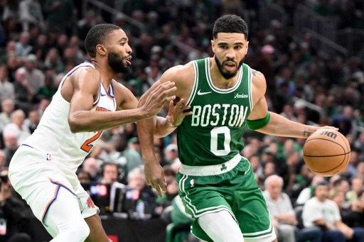 Jayson Tatum menjadi pencetak skor tertinggi dengan 37 poin dan 10 assist. Derrick White menambahkan 24 poin, Jaylen Brown 23 poin, Jrue Holiday 18 poin, Al Horford 11 poin, dan Sam Hauser 10 poin.