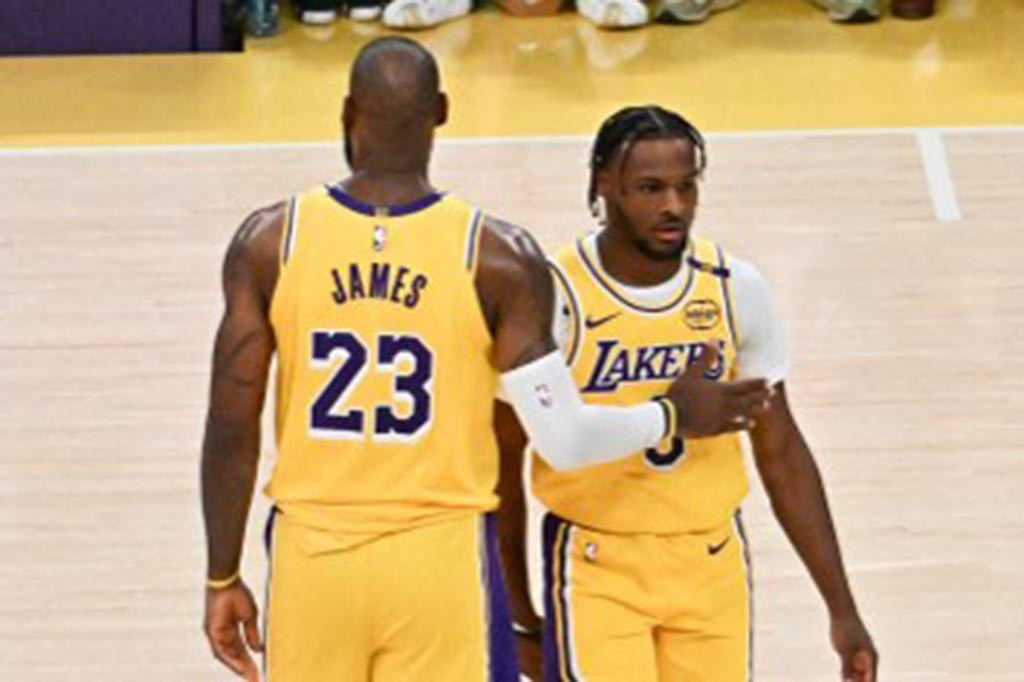 Bronny keluar dari permainan dengan 1 menit 19 detik tersisa di babak pertama dan tidak kembali bermain. Sementara LeBron menyelesaikan pertandingan dengan mencetak 16 poin, 5 rebound, dan 4 assist dalam kemenangan Lakers atas Timberwolves.