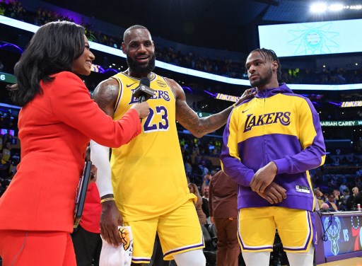 LeBron bangga bisa bermain bersama Bronny, terutama kehadiran atlet duo ayah-anak dari olahraga lain, Ken Griffey Jr dan Ken Griffey Sr, di tepi lapangan.