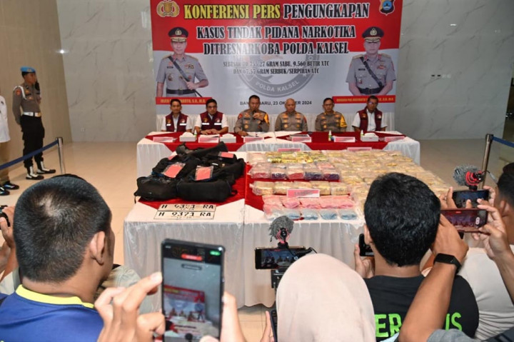 Ada enam orang yang ditangkap membawa narkotika dalam jumlah jumbo ini. Mereka mendapatkan pasokan narkoba dari Pontianak, Kalimantan Barat, dengan tujuan peredaran di Kalsel.  