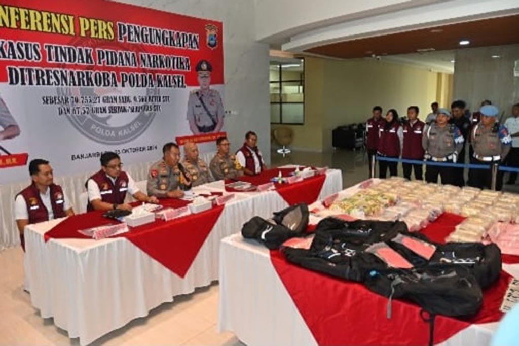 Direktorat Reserse Narkoba Kepolisian Daerah Kalimantan Selatan membongkar jaringan gembong narkotika internasional Fredy Pratama yang menyelundupkan sebanyak 70,76 kilogram sabu ke Banjarmasin.