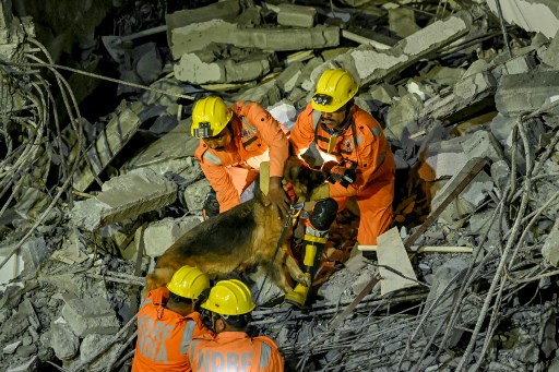 Operasi penyelamatan sedang berlangsung dengan menerjunkan tim NDRF dan SDRF, sementara regu anjing berada di tempat kejadian. 