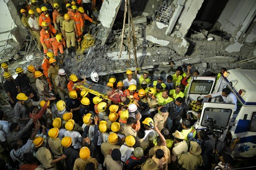 Pasukan Tanggap Bencana Nasional (NDRF) membawa korban selamat ke ambulans setelah operasi pencarian pascasebuah gedung yang sedang dibangun runtuh di Bengaluru, Selasa, 22 Oktober 2024.