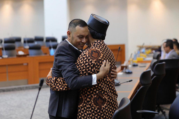 Penetapan itu sekaligus menyepakati empat wakil ketua, yakni Andreas Hugo Pareira dari Fraksi PDIP, Dewi Asmara dari Fraksi Golkar, Sugiat Santoso dari Fraksi Gerindra, dan Rinto Subekti dari Fraksi Demokrat.