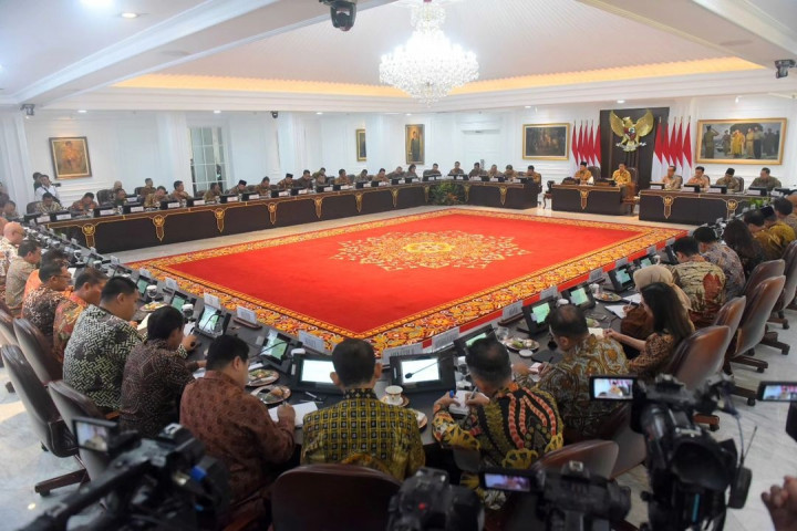 Dia menekankan bukan ingin mencampuri pekerjaan kementerian-kementerian, namun sebagai Kepala Pemerintahan ia ingin membantu segala sumbatan dan kesulitan pemerintahan.