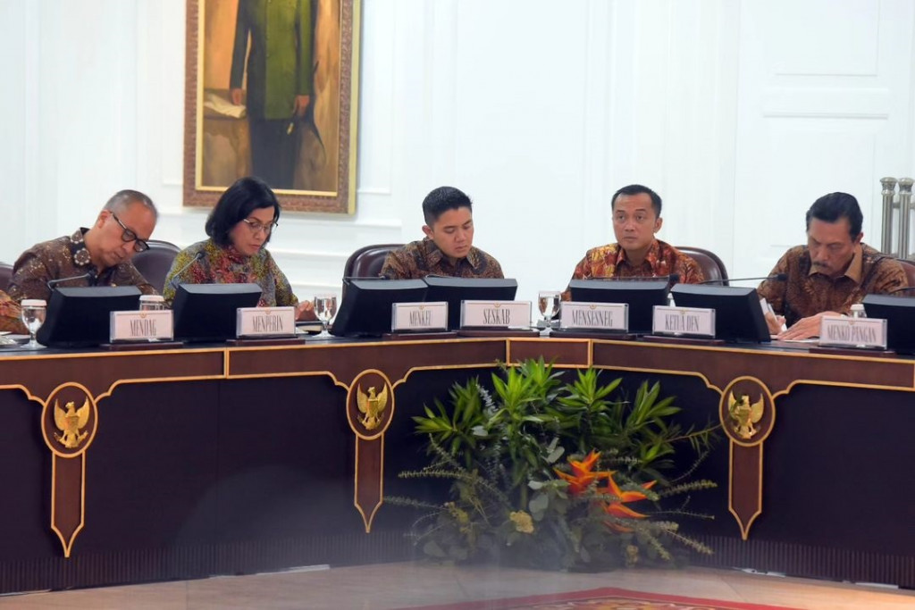 Dia pun meminta para jajaran menteri Kabinet Merah Putih untuk lebih berani, lebih tidak ragu-ragu, untuk memberi pelayanan yang terbaik kepada rakyat.