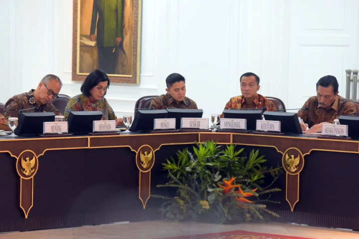 Dia pun meminta para jajaran menteri Kabinet Merah Putih untuk lebih berani, lebih tidak ragu-ragu, untuk memberi pelayanan yang terbaik kepada rakyat.