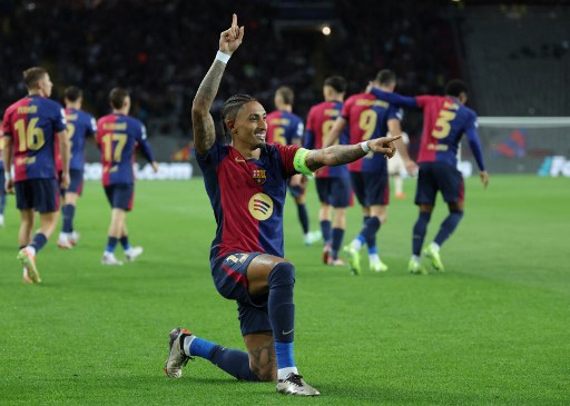 Raphinha mengemas hattrick masing-masing pada menit pertama, 45, dan 56. Sementara gol tambahan Blaugrana dicetak oleh Robert Lewandowski pada menit ke-36. Sedangkan satu gol tim tamu dicetak oleh Harry Kane pada menit ke-18.