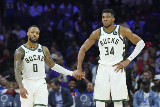 Damian Lillard mencetak 30 poin dan Giannis Antetokounmpo 25 poin untuk membawa Milwaukee Bucks mengalahkan Philadelphia 76ers 124-109 pada laga pembuka musim NBA di Wells Fargo Center, Philadelphia, Kamis, 24 Oktober 2024 WIB.