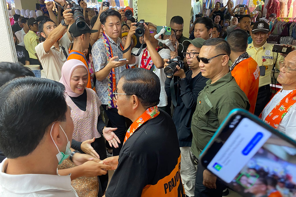 “Problem utama UMKM itu adalah permodalan dan selalu jadi problem yang serius karena modalnya bergantung kalau UMKM tahu perbankan biasanya KUR, tapi tidak semua UMKM tahu itu. Maka di dalam program saya punya akan mengalokasikan dari dana APBD yang ada untuk hibah bagi UMKM sebesar Rp300 miliar,” katanya.