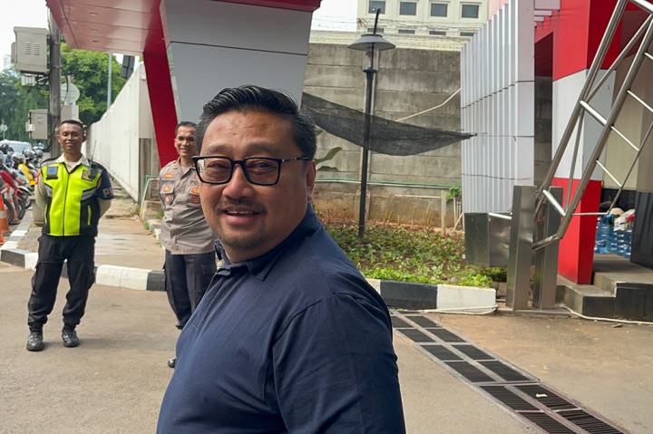 Rachlan juga membantah menerima uang terkait perkara itu. Pertanyaan penyidik disebut cuma soal hubungan dengan Erwin. “Ke saya? Enggak ada lah (aliran dana). Saya cuma diklarifikasi kenal sama sama siapa, sama Erwin, segala macam, begitu,” ucapnya.