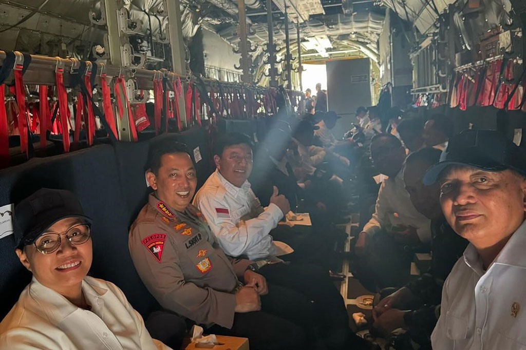 Menteri Keuangan Sri Mulyani membagikan momen dirinya bersama dengan para menteri Kabinet Merah Putih saat naik Hercules di akun Instagram @smindrawati. Mereka akan menghadiri agenda pembekalan di Akademi Militer Magelang, Jawa Tengah.