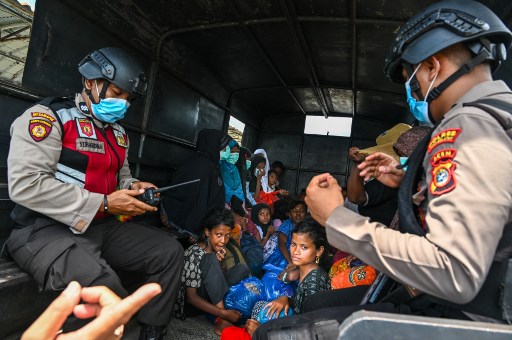 Sebelumnya, kapal motor yang mengangkut imigran etnis Rohingya terombang-ambing di perairan Labuhan Haji, Kabupaten Aceh Selatan, sejak Jumat, 19 Oktober.