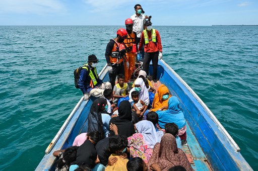 Evakuasi ratusan imigran etnis Rohingya tersebut dilakukan bertahap, tidak sekaligus. Mereka didaratkan ke Pelabuhan Penyeberang Labuhan Haji, selanjutnya ditampung di gedung terminal pelabuhan tersebut.