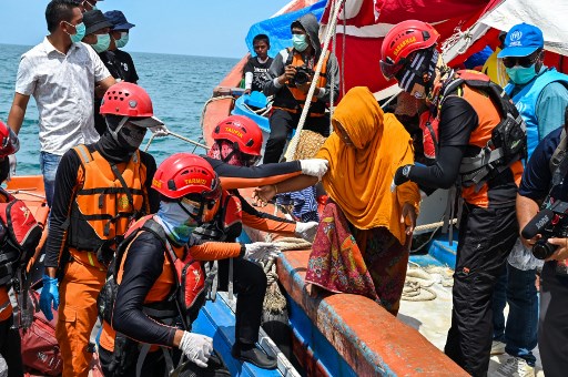 Tim SAR gabungan mengevakuasi sebanyak 139 imigran etnis Rohingya yang sebelumnya terombang-ambing di kapal di perairan Labuhan Haji, Kabupaten Aceh Selatan, ke daratan.
