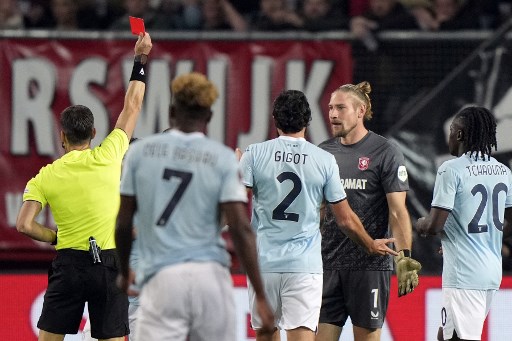 Pada pertandingan tersebut Twente harus bermain dengan 10 orang sejak menit ke-11 setelah kiper Lars Unnerstall melakukan pelanggaran di luar kotak penalti.
