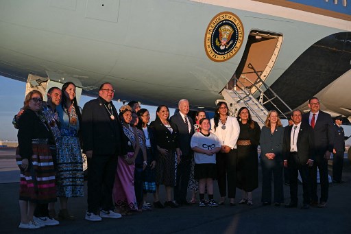 Selama lebih dari 150 tahun, kebijakan tersebut secara paksa memindahkan beberapa generasi anak-anak penduduk asli Amerika dari rumah mereka ke sekolah asrama, di mana mereka mengalami pelecehan fisik, emosional dan seksual. Setidaknya 973 anak meninggal di sekolah-sekolah asrama tersebut.