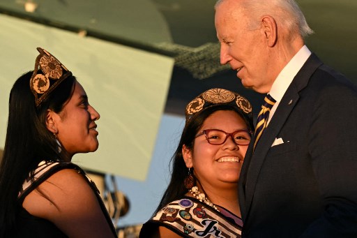 Presiden Amerika Serikat Joe Biden menyapa anggota komunitas penduduk asli Amerika saat tiba di Bandara Internasional Phoenix Sky Harbor di Phoenix, Arizona, Kamis, 24 Oktober 2024.