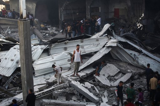 Serangan itu menargetkan Maghazi Camp Services Club, sebuah fasilitas yang menampung keluarga-keluarga terlantar, menurut sumber-sumber tersebut.